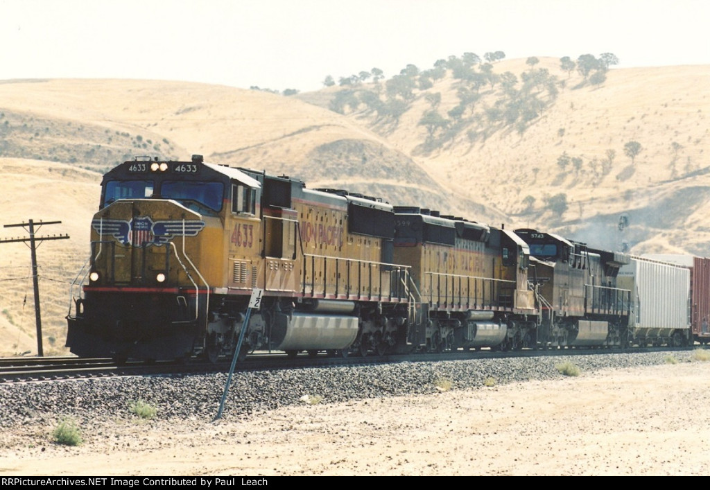 Westbound manifest eases down the grade